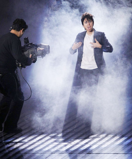 Lady Gaga opens MTV VMAs show dressed in drag