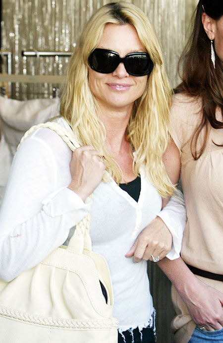 Nicollette Sheridan urged to settle Housewives case