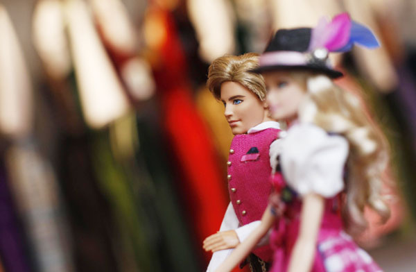 Barbie and Ken dolls dressed in Dirndl
