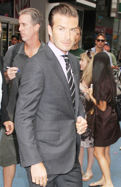David Beckham cuts his own hair