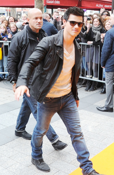 Terrible singer Taylor Lautner