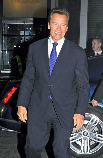 Arnold Schwarzenegger orders bronze statue of himself