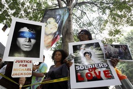 Michael Jackson fans stay faithful at trial