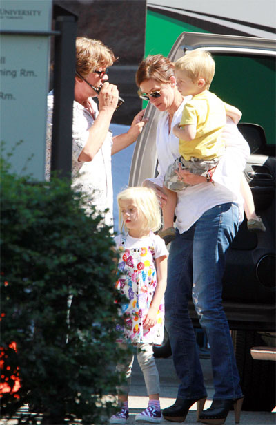 Julia Roberts emotional over pregnancy