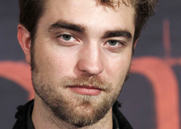 Pattinson promotes 'Breaking Dawn'