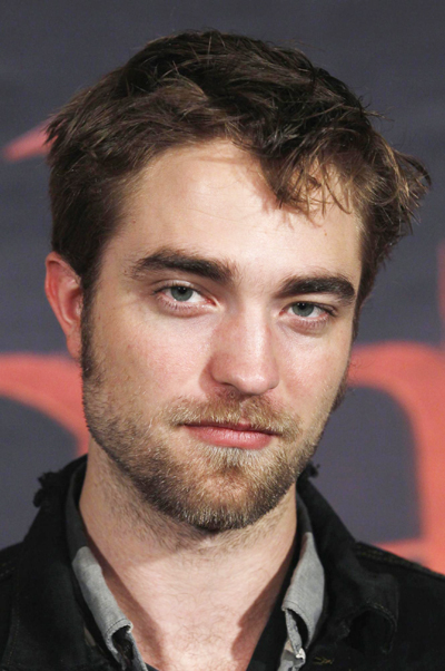 Pattinson promotes 'Breaking Dawn'