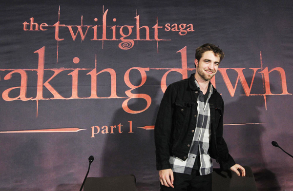 Pattinson promotes 'Breaking Dawn'