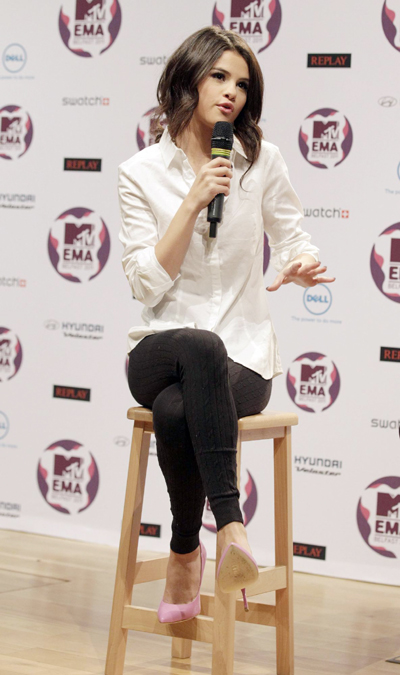 Selena Gomez speaks on 2011 MRV EMA|Tel