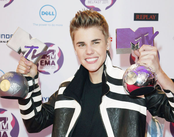 Justin Bieber, Selena Gomez perform at MTV awards