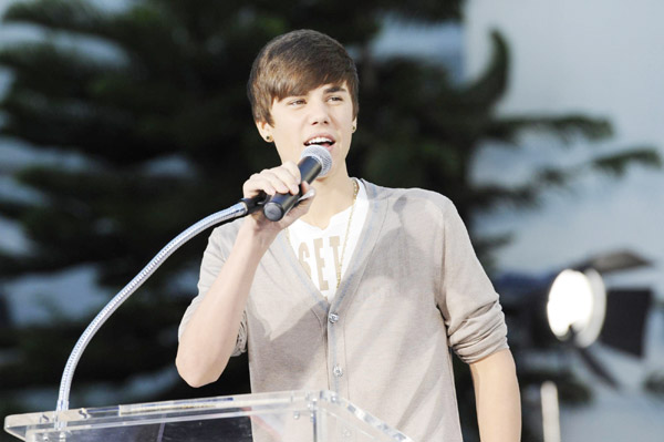 Bieber, Gomez attend entertainment events