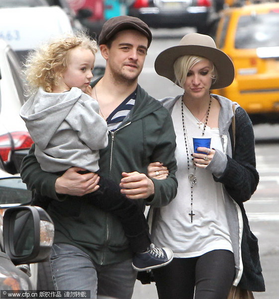 Star Tracks in March:Nicole Kidman and her family at airport