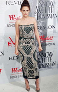 Kristen Stewart cheats on Robert Pattinson