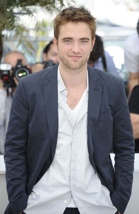 Robert Pattinson goes to bar to forget Kristen