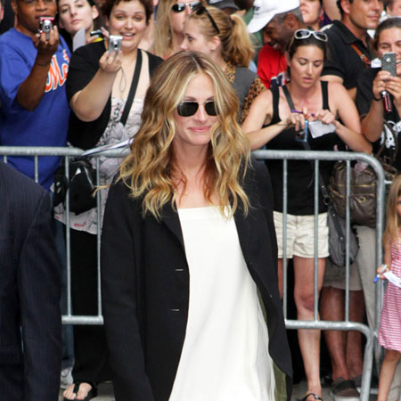 Julia Roberts takes vacation in Ireland