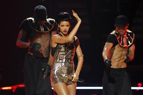 Rihanna's 'Diamonds' tops UK pop chart