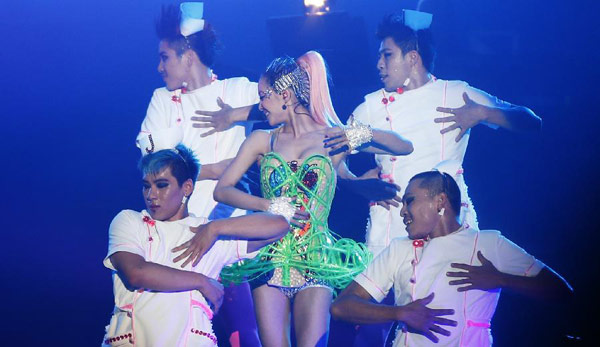 Jolin Tsai holds concert in London