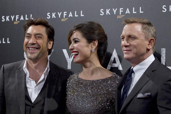 007 film 'Skyfall' premieres in Paris