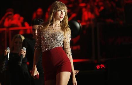Taylor Swift reclaims top spot on Billboard 200