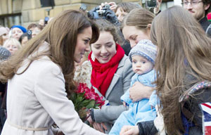 Prince William graces 'Hobbit' green carpet in UK