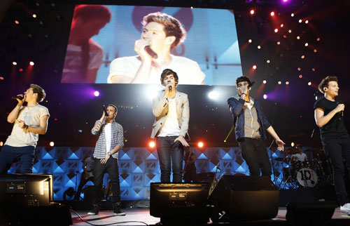 One Direction, Rihanna, Adele lead Billboard 2012 charts