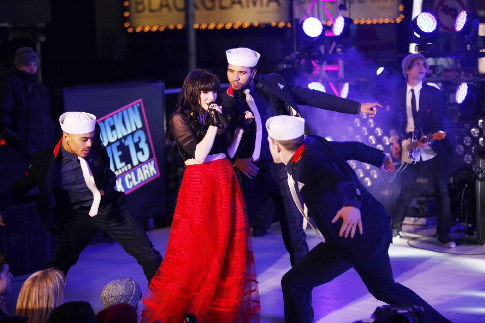 Swift, Psy and Jepsen perform in Times Square