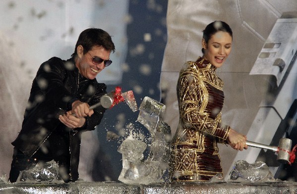 Cruise attends Oblivion premiere in Taipei