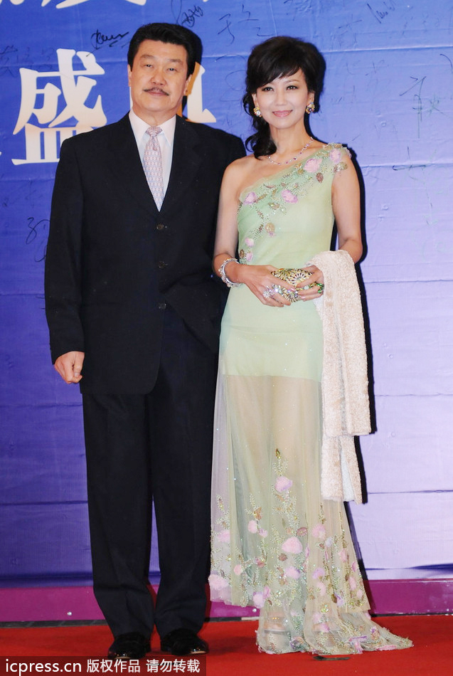 Stars attend Huading Awards in Hong Kong