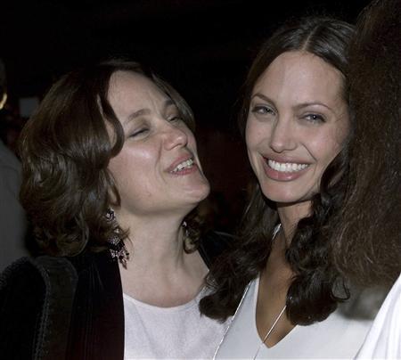 Angelina Jolie has double mastectomy to elude cancer