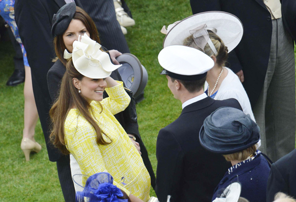 Pregnant Catherine attends garden party