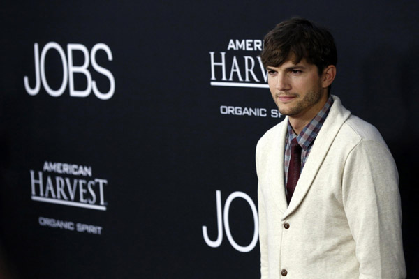 Ashton Kutcher at LA premiere of 'Jobs'[1]|chin