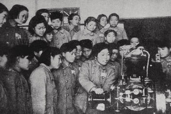 Chinese Dress in 1950:Traditional Styles began to Change