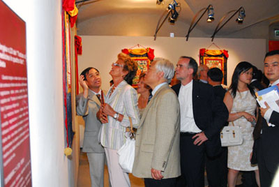 Beijing-based foreign journalists visit Tibet exhibition