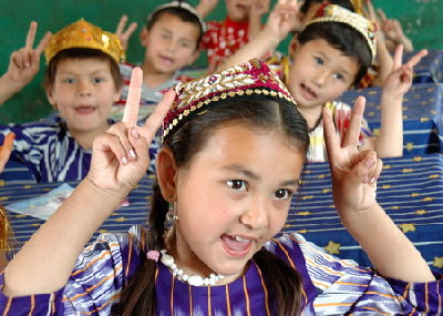 Xinjiang students receive bilingual education