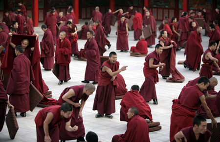 Buddhist lecture at Longwu monastery