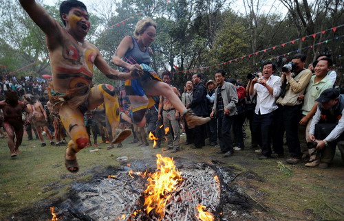 Ethnic Yi people sacrifice to 'fire god' in Yunnan