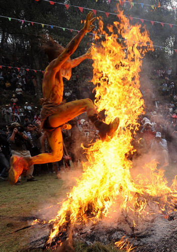 Ethnic Yi people sacrifice to 'fire god' in Yunnan