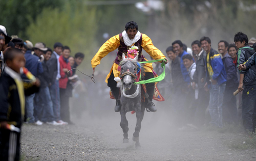 Tibetans celebrate Ongkor Festival