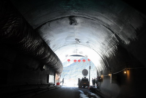 Highway tunnel to Tibet's Metok completed