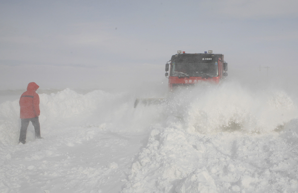 Heavy snow hits NW Xinjiang, paralyzes traffic