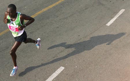 David Lagat of Kenya runs during the 'Delhi Half Marathon 2006' in New Delhi October 15, 2006. The Delhi Half Marathon is the world's richest half marathon with the men's winner taking home $20,000, the second placed runner $13,000 and the third placed runner $9,000.