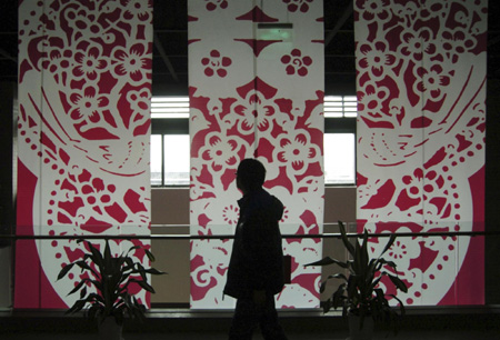 Hangzhou folk kirigami exhibition opens