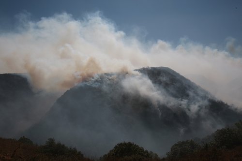 4,700 firefighters battle mountain blaze