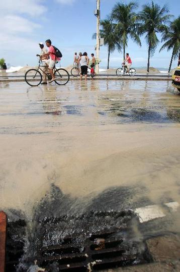 Copacabana beach soaked by swelling seawa
