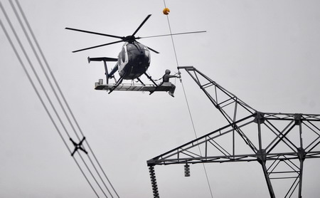 In-flight live-wire maintenance in Wuhan