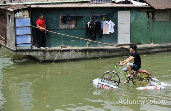 Water bike helps man cross river