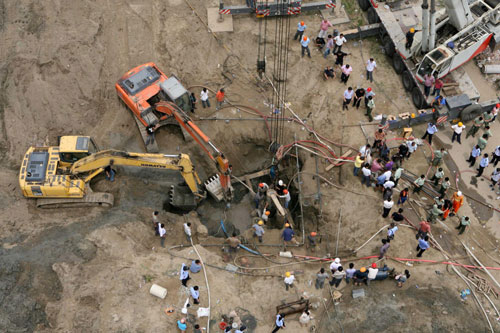 Boy trapped in cement pipe rescued in E China