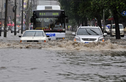 Floods overwhelmstreets in NE China