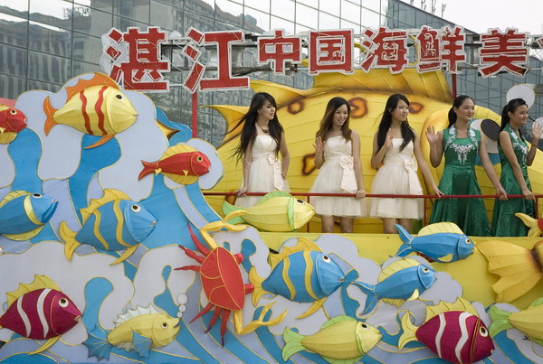 World Tourism Day floats parade in S China