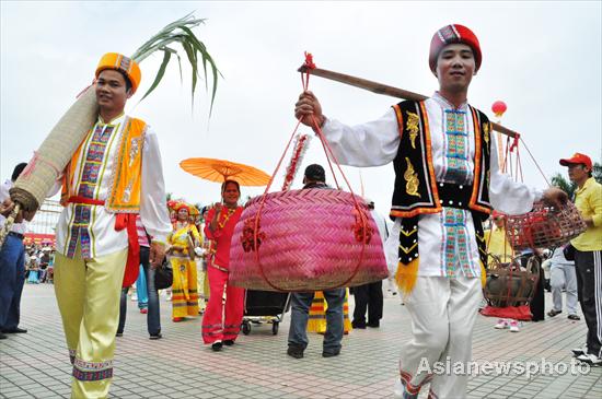 Folk festival preludes to National Day in S China