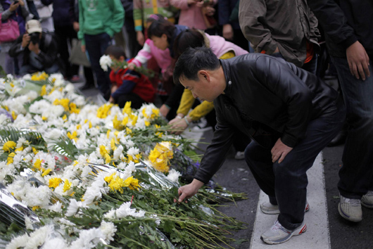 Thousands mourn fire victims in Shanghai